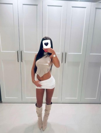 laura-631589829-espanola-de-lujo