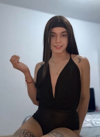 hanna-604237944-novedad-ninata-trans-latina-llegando-sevilla-zona-feria-fiestera