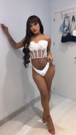 luna-691249821-potente-chica-trans-muy-tentadora-y-morbosa