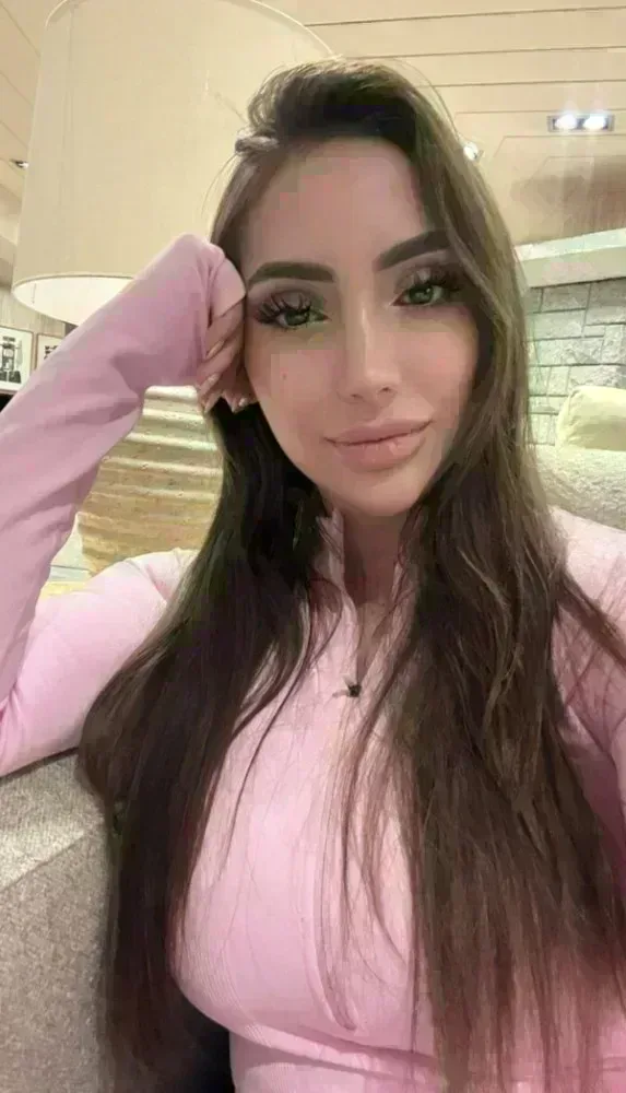 mia-642023604-mia-una-mujer-hermosa-independiente