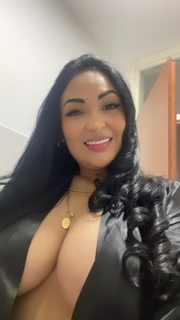 reina-650229133-la-reina-de-la-fiesta