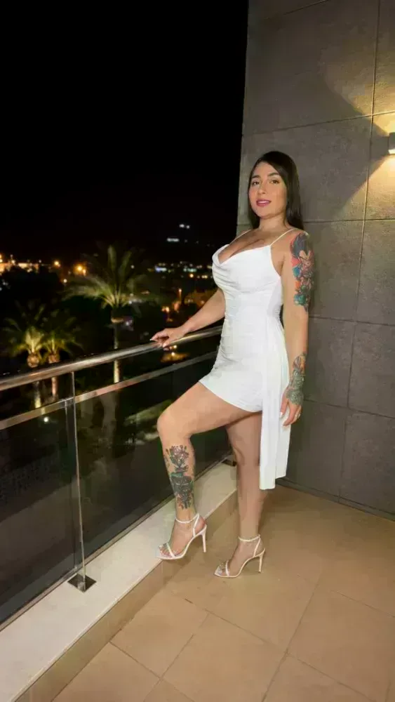 malu-674095575-hermosa-y-sensual-674095575-una-nina-muy-puta