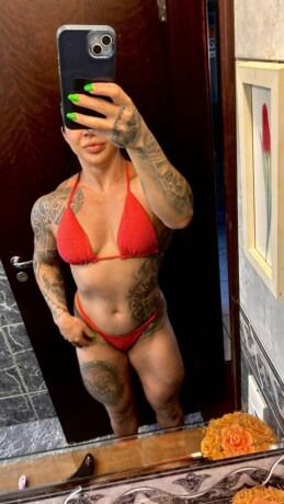 athenea-607564054-mujer-brasilena-musculosa-clitoris-grande
