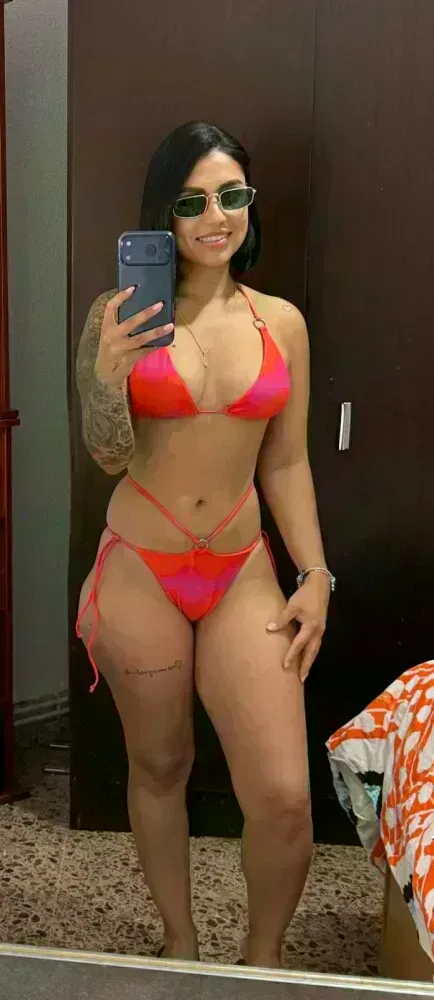 karen-622356973-jovencita-enrollada-en-playa-den-bossa