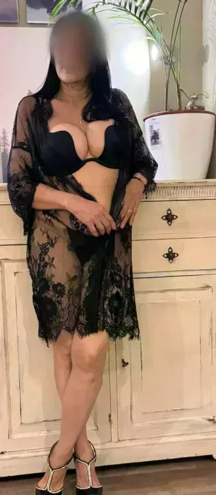 daniela-663155803-atractiva-y-bella-madurita-con-una-hermana-en-elche