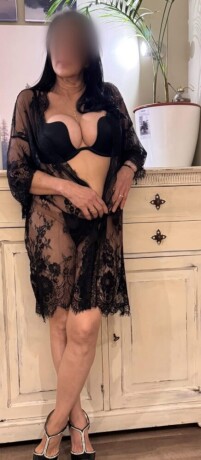 daniela-663155803-atractiva-y-bella-madurita-con-una-hermana-en-elche