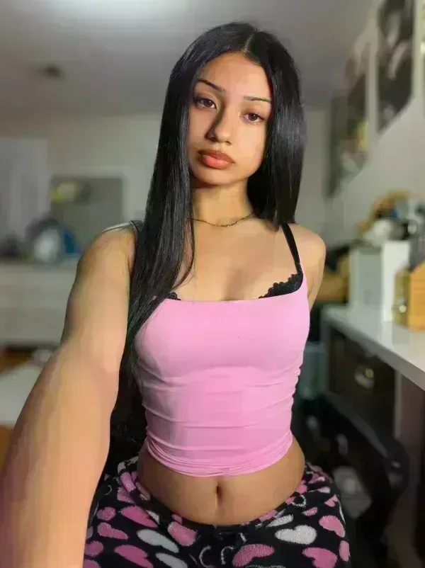 andrea-602707258-jovencita-universitaria-dulce-y-carinosa-quiere-hombre-maduro