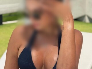 esmeralda-625031448-sensual-elegante-y-discreta
