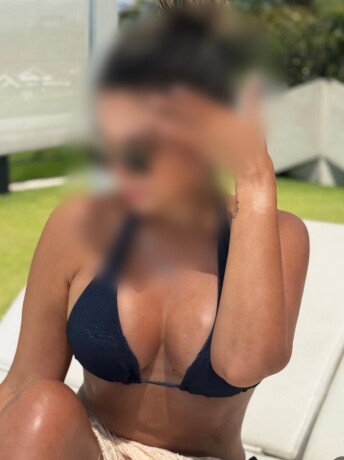 esmeralda-625031448-sensual-elegante-y-discreta