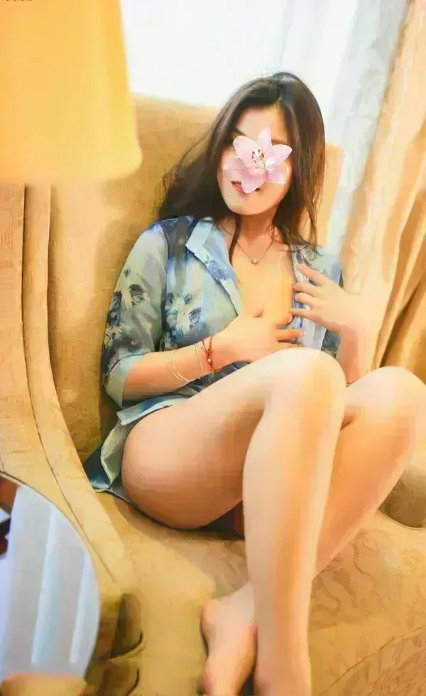 aili-663368045-una-chica-asiatica-encantadora-amable-y-considerada