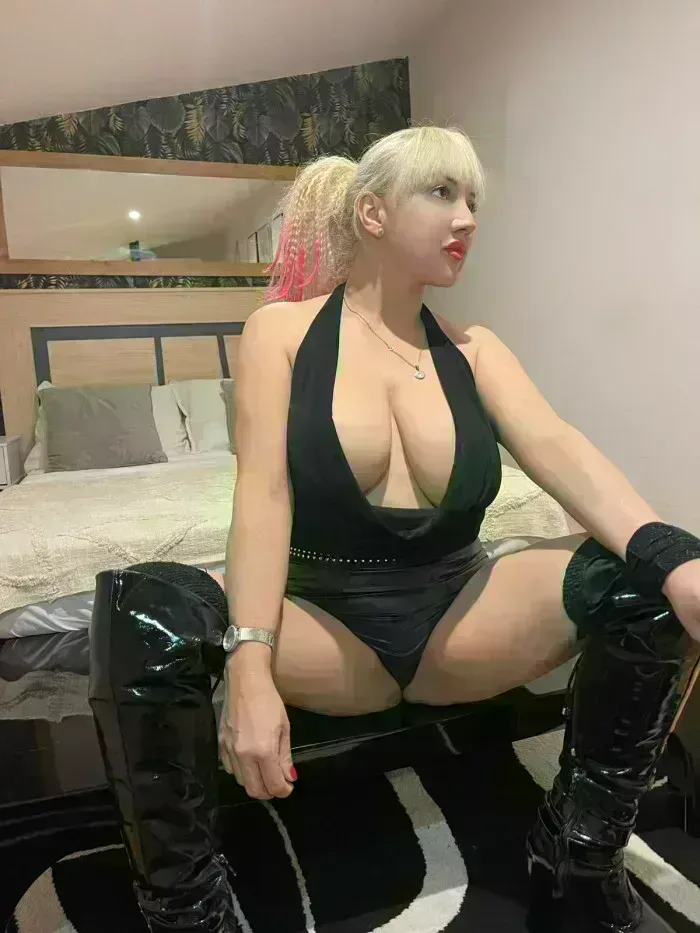 katalina-647502414-katalina-bella-rubia-fiesta