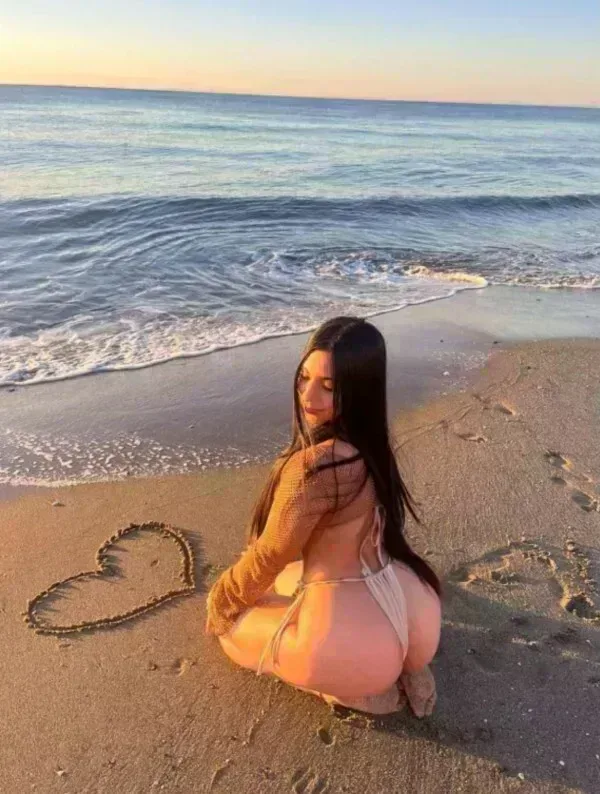 suri-603710390-universitaria-extrovertida-y-fiestera