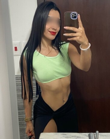 sola-604299410-universitaria-con-ganas-de-pasar-un-buen-momento