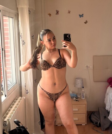 coral-671642110-chica-muy-fogosa-y-fiestera