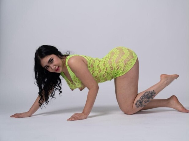 luz-658539624-ninata-canera-y-enrollada-en-playa-den-bossa-24h