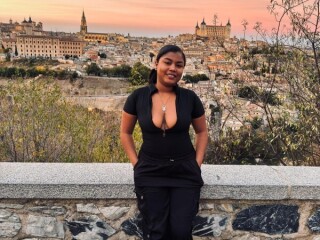 mia-680763972-mia-pura-sensualidad