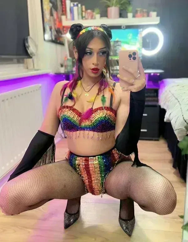 daliany-666218600-hola-mis-amores-super-cachonda